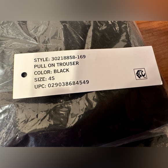 Gloria Vanderbilt, 4short, black pull on tummy, slimmer, trouser pants - Picture 6 of 6